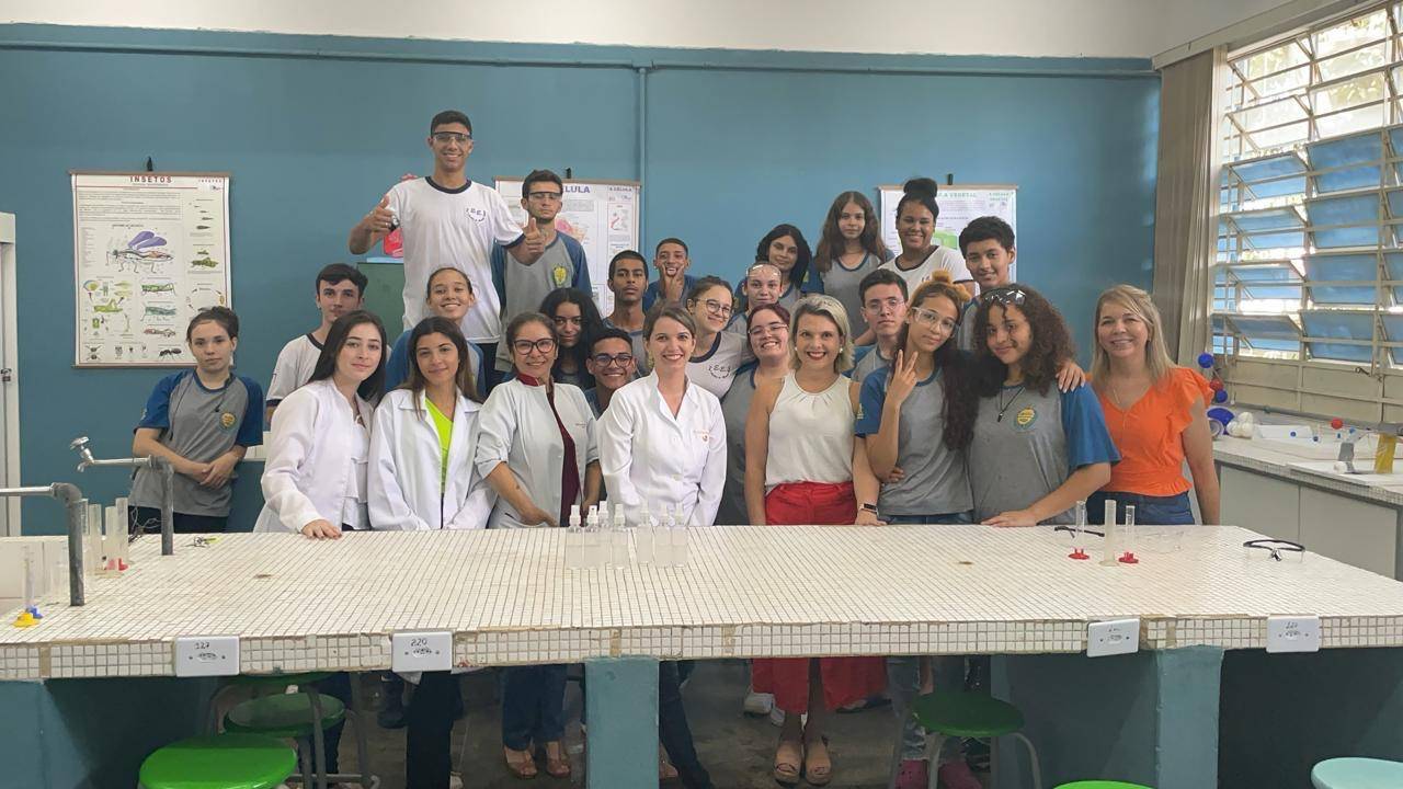 Discentes das FIMI Colaboram com Produção de Repelente na Escola Estadual Anália de Almeida Bueno